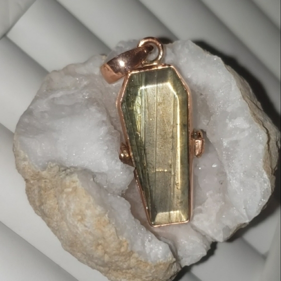 Labradorite Coffin Box pendant Necklace - Picture 9 of 16